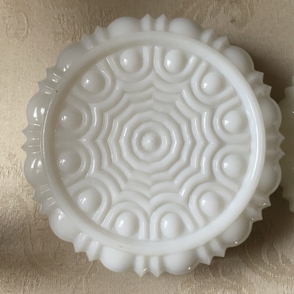 Anchor Hocking Old Cafe pattern milk glass covered dish, powder, candy dish - Picture 5 of 9